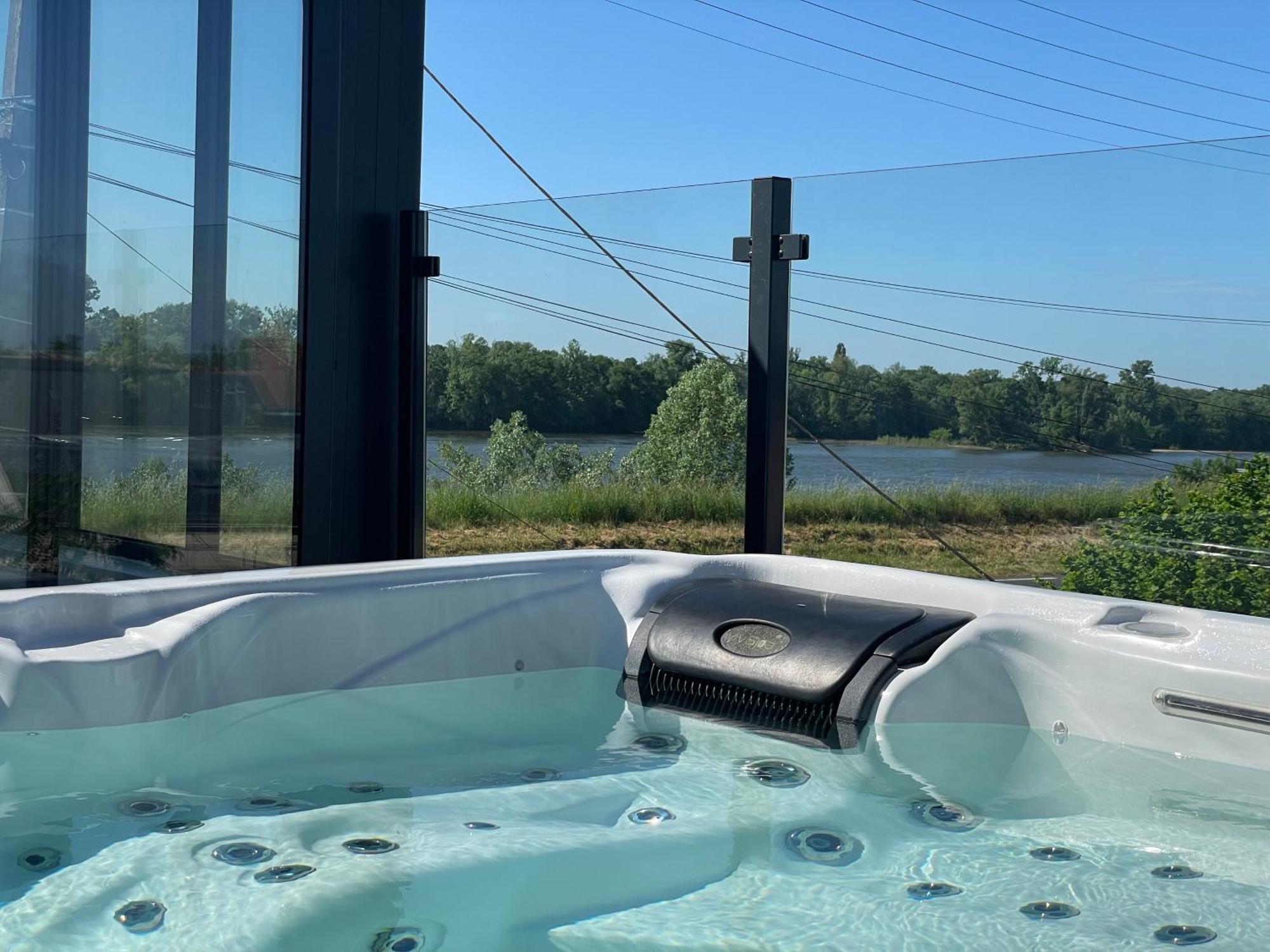 Jacuzzi Et Vue Sur Loire - Maison D'Hotes L'Odyssee La Chapelle-sur-Loire Extérieur photo